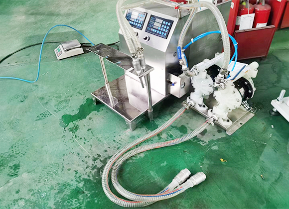 高粘度瓶、袋一體液體洗滌劑灌裝機(jī)-01